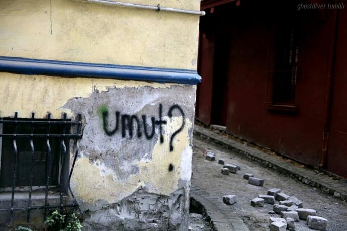 Bir Duvara Şiir Olamadık Seninle Be Sevgili