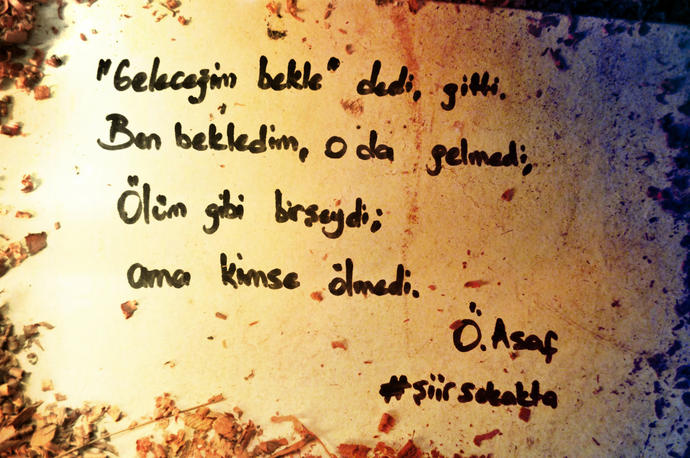 Bir Duvara Şiir Olamadık Seninle Be Sevgili