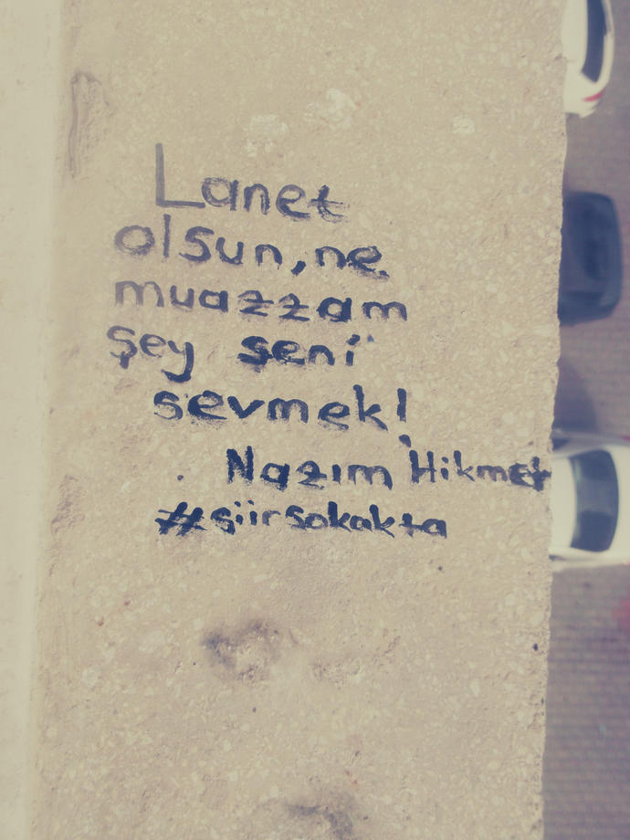 Bir Duvara Şiir Olamadık Seninle Be Sevgili