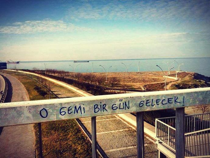 Bir Duvara Şiir Olamadık Seninle Be Sevgili