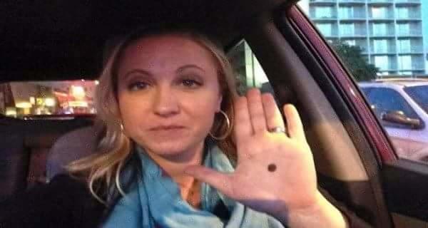 Eğer Siyah Nokta Görürseniz Avuç İçinde, Hemen Polise Haber Verin!