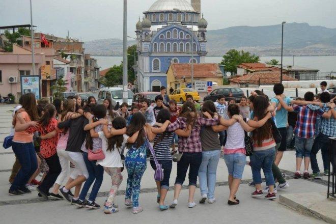Abisi Arkadaşlarıyla Beraber Kız Kardeşine Tecavüz Etti