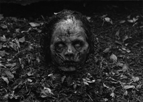 Dikkat! Anneniz Geçmişte Bir Zombiydi
