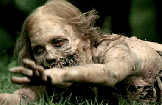 Dikkat! Anneniz Geçmişte Bir Zombiydi
