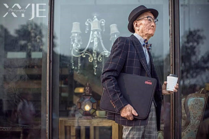 Terk Eden Manitasından İntikam Almak İçin Moda İkonuna Dönüşen 85 Yaşındaki Çiftçi