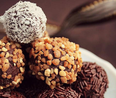 Sevgililer Günü İçin Ellerinizle Hazırlayacağınız Ev Yapımı Bademli Çikolata Trüf ve Browni :)