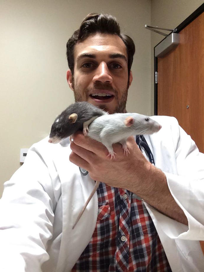 Dünyanın En Yakışıklı Veterineri ve Onun Dünya Tatlısı Hastaları