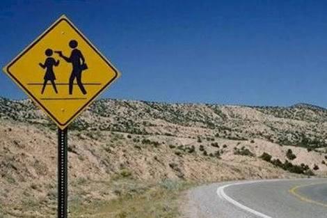 Kızlar Soruyor Üyelerini Trafik Levhalarıyla Tanıyalım