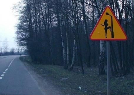 Kızlar Soruyor Üyelerini Trafik Levhalarıyla Tanıyalım