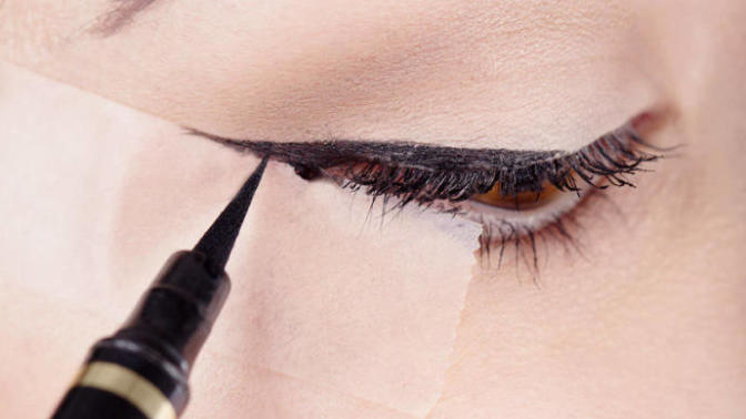 Kolay Eyeliner Sürmek İçin 3 Yöntem
