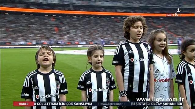 İstiklal Marşı'nı İçten Okuyan Minik Beşiktaşlı