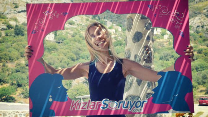 KizlarSoruyor #ÜnlülerCevaplıyor Etkinliğinde Zeynep Casalini 5 Mayıs 13:00-15:00 Arasında Konuğumuz Oluyor