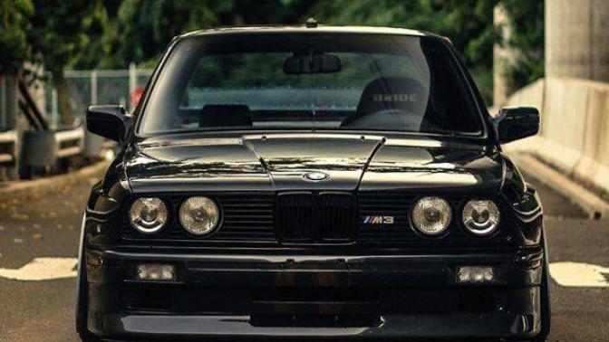 "Hastasıyız Dedeee" Dedirten Araba: BMW e30