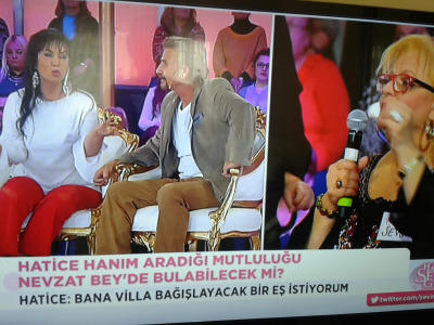 Erkekte Dekolte Cüzdandır, Ne Kadar Açarsan O Kadar Talep Görürsün