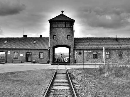 Fotoğraflarla İnsanlığın 9 Harfli Utanç Kelimesi Auschwitz