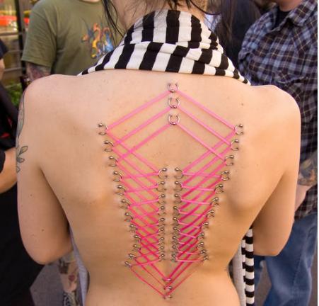Korse Piercing Trendi ve İç Gıcıklayıcı 8 Korse Piercing Modeli