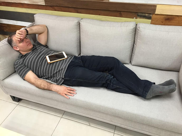 CEO İş Yerinde Uyur da, Çalışanları Boş Durur Mu? 😈