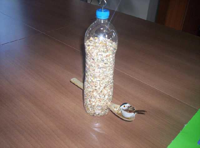 Yazın Sokak Hayvanları İçin Yapabileceğimiz Pratik Su ve Yem Kabı Önerileri