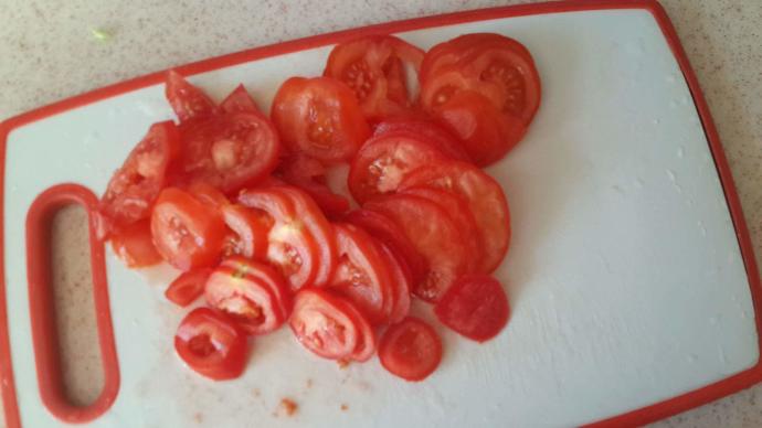 Dolmalık Biber ve Sosis Eklenmiş Menemen Tarifi