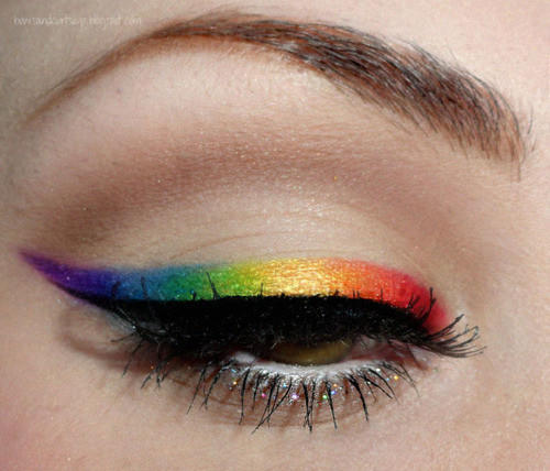 Bu Yazın En Eğlenceli Modası: Renkli Eyeliner