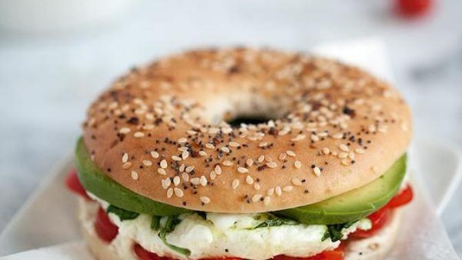 Sahur Sofralarınızı Şenlendirecek Bir Tarif: Simit Sandviç