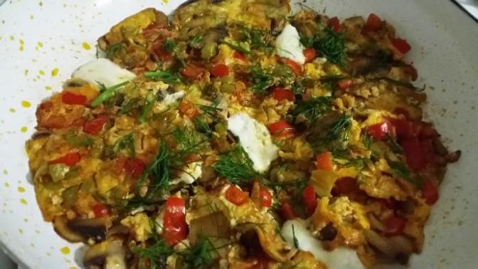 Sahur İçin Çok Hafif Ama Doyurucu Bir Lezzet; Biberli ve Mantarlı Omlet