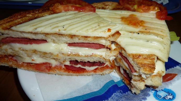 Bol Malzemeli Kahvaltılık Karışık Tost Tarifi!