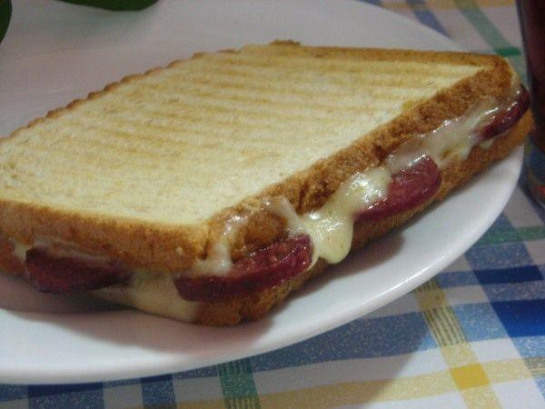 Bol Malzemeli Kahvaltılık Karışık Tost Tarifi!