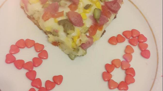 Videolu Anlatımıyla Birlikte Işık Hızında Pişen Aşk Pizzası Tarifi
