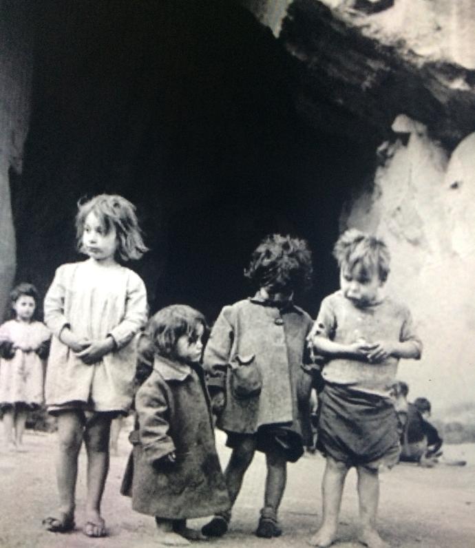 Çocukları Ürkütülmüş Bir Dünyanın Rengi Mavi Olsa Ne Yazar?