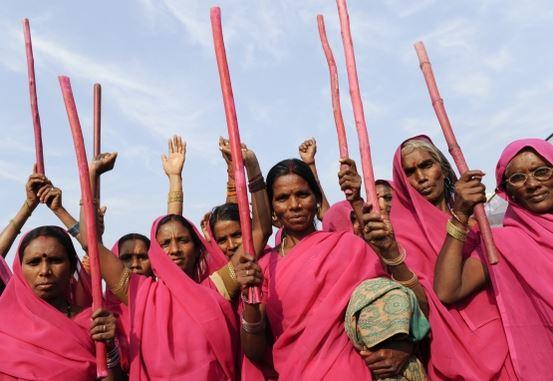 Karşınızda Hindistanlı Kadınları Korumak İçin Savaşan "Gulabi Gang"