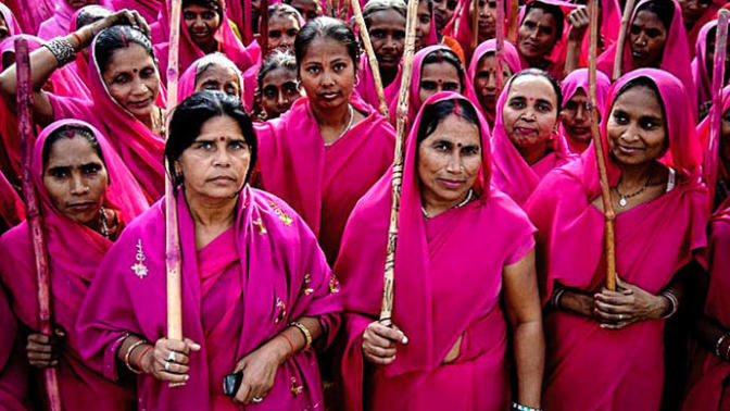 Karşınızda Hindistanlı Kadınları Korumak İçin Savaşan "Gulabi Gang"
