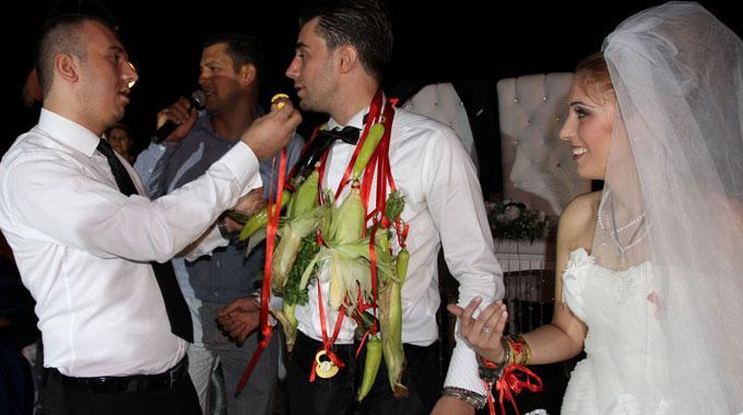 Düğünlere Bombalar Yağardı Her Gece, Biz Sizinle Üzülürdük