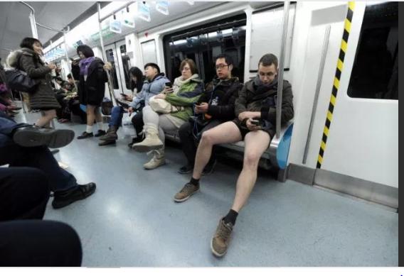 Metrolara Pantolonsuz Binenlerin Çılgın Eylemlerinden Kareler