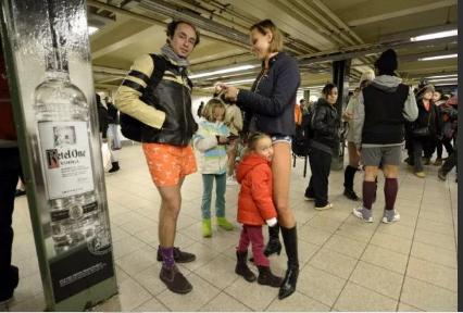 Metrolara Pantolonsuz Binenlerin Çılgın Eylemlerinden Kareler