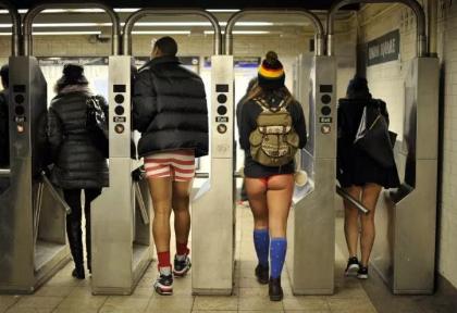 Metrolara Pantolonsuz Binenlerin Çılgın Eylemlerinden Kareler
