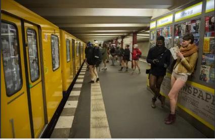 Metrolara Pantolonsuz Binenlerin Çılgın Eylemlerinden Kareler