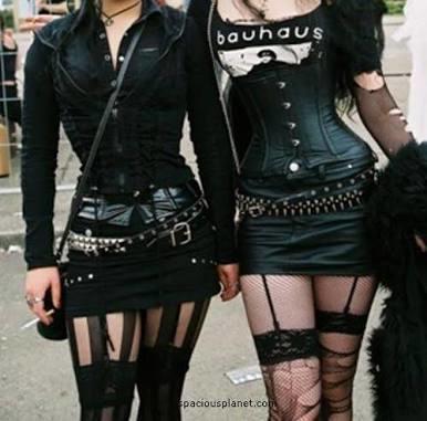 Siyah Giyen İkonlar! Yeni Trend Alarmı: Gotik Modası!