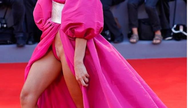 Aklınızı Başınızdan Alacak Yeni Moda Akımı: Kasık Dekoltesi