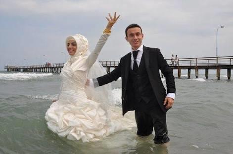 Düğün Fotoğraflarının Doğal Olsun Diye Suyu Çıktı: Deniz İçinde Fotoğraf Çekilme Akımı!
