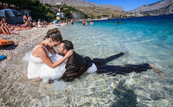 Düğün Fotoğraflarının Doğal Olsun Diye Suyu Çıktı: Deniz İçinde Fotoğraf Çekilme Akımı!