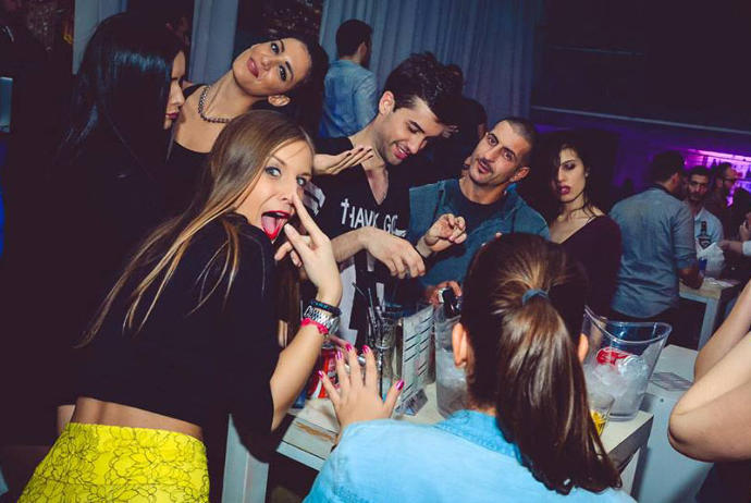 KizlarSoruyor Üyelerinin Xperlerine Göre Gece Kulübündeki Halleri
