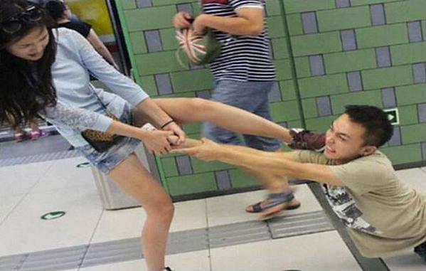 Erkekleri Çileden Çıkaran Ama Kadınların İnatla Yapmaya Devam Ettiği Hareketler