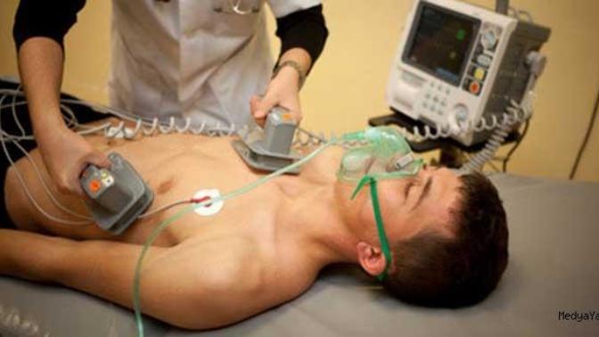 Dizi ve Filmlerde Kalbi Durmuş Hastaya Elektroşok (Defibrilatör) Çakma Çılgınlığı!