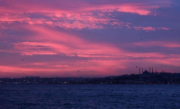 Geçmişteki Mutluluklarımızı Şimdi Siyah Geceler aldı