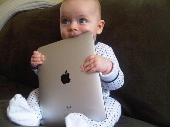 Bebeğiniz Anne Baba Demeden iPhone Derse Korkmayın!