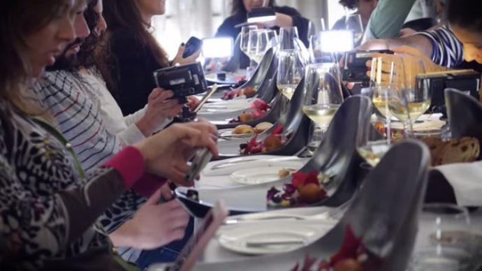 Sosyal Platformlarda Yemek Paylaşmayı Sevenlere Hizmet Eden Restoran