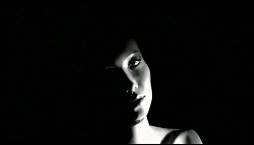 Gerçek Hayatta Başı Bağlı Olan, Sanal Hayatta Bekarım Diyen Kızların 6 Özelliği