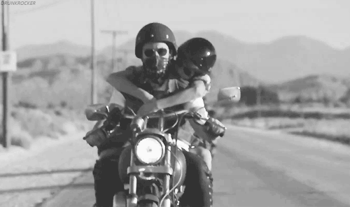 Motosikletli Birine Aşık Olmaktan Değil, Aşkına Yetişememekten Korkmanız İçin 5 Neden
