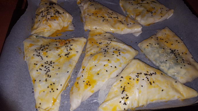 Ispanaklı ve Peynirli Pofuduk Börekler